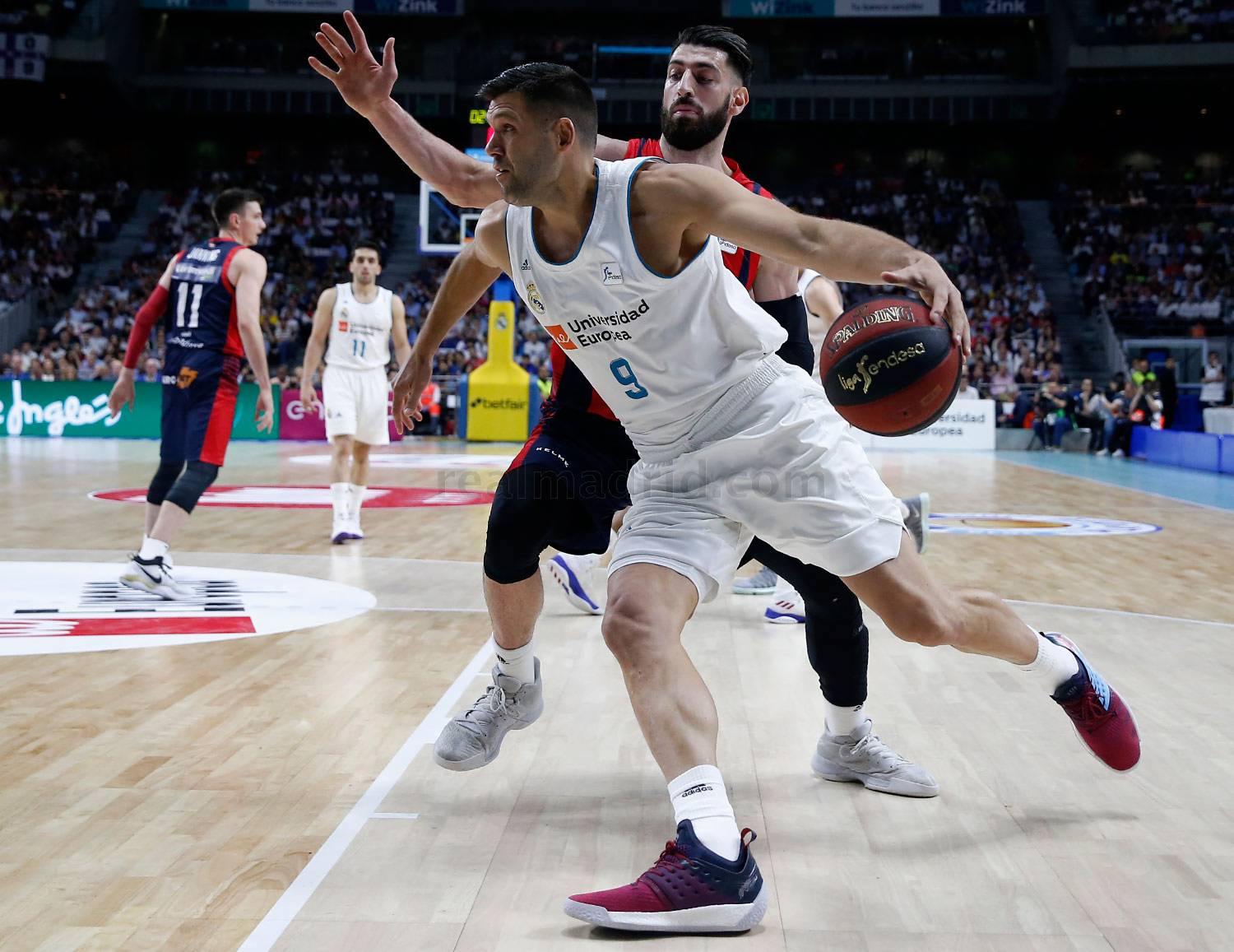 El capitán del Real Madrid, Felipe Reyes, juega un 1x1 al post con el jugador de Baskonia Toko Shengelia