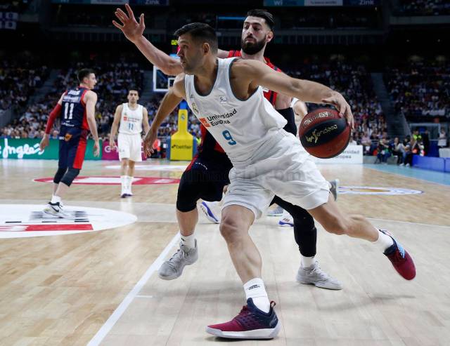 El capitán del Real Madrid, Felipe Reyes, juega un 1x1 al post con el jugador de Baskonia Toko Shengelia