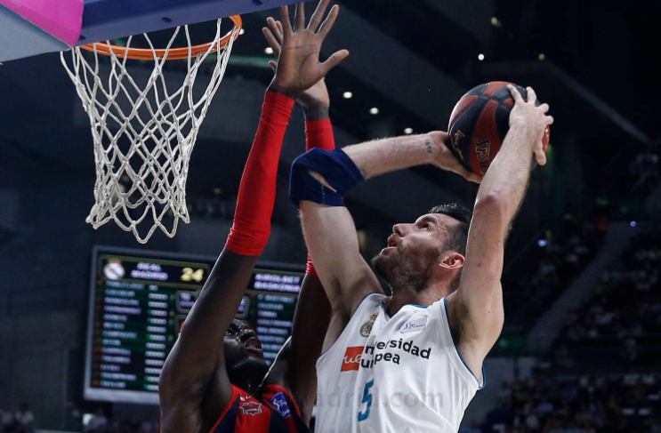 Rudy Fernández del Real Madrid penetra a canasta ante Ilimane Diop, de Baskonia, durante la final ACB 2018