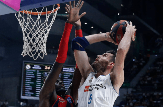 Rudy Fernández del Real Madrid penetra a canasta ante Ilimane Diop, de Baskonia, durante la final ACB 2018
